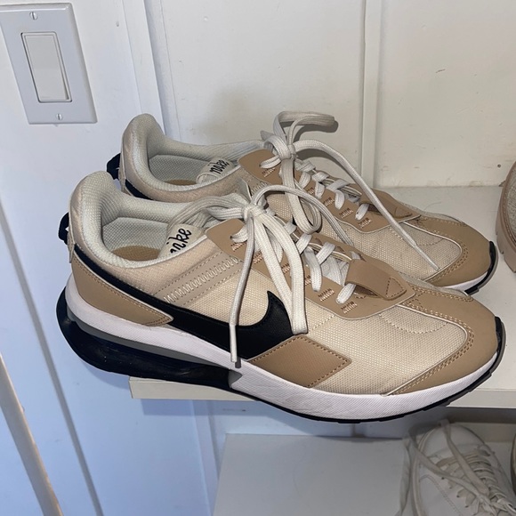 Women Nikes - Picture 1 of 4